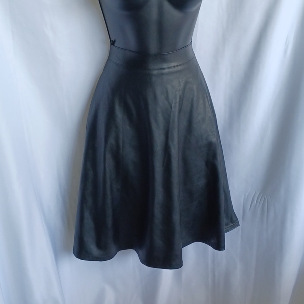 XXI Black Faux Leather Skirt Medium, pockets